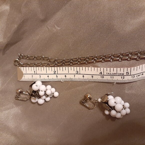 Celebrity NY late 60's Necklace and Earrings set - Picture 9 of 10